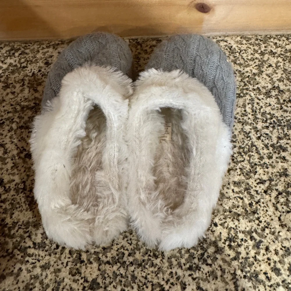 Cozy Gray Kids Slippers Size‎ Small 5/6